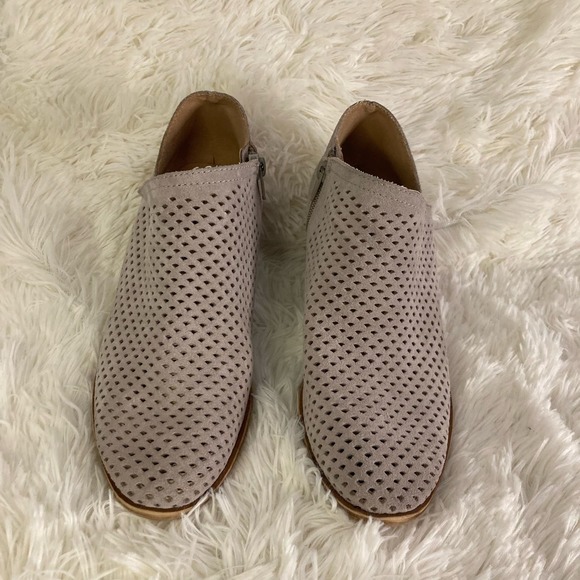 Lucky Brand Bayley Perforated Ankle Bootie Taupe Womens Size 6 - Picture 1 of 8